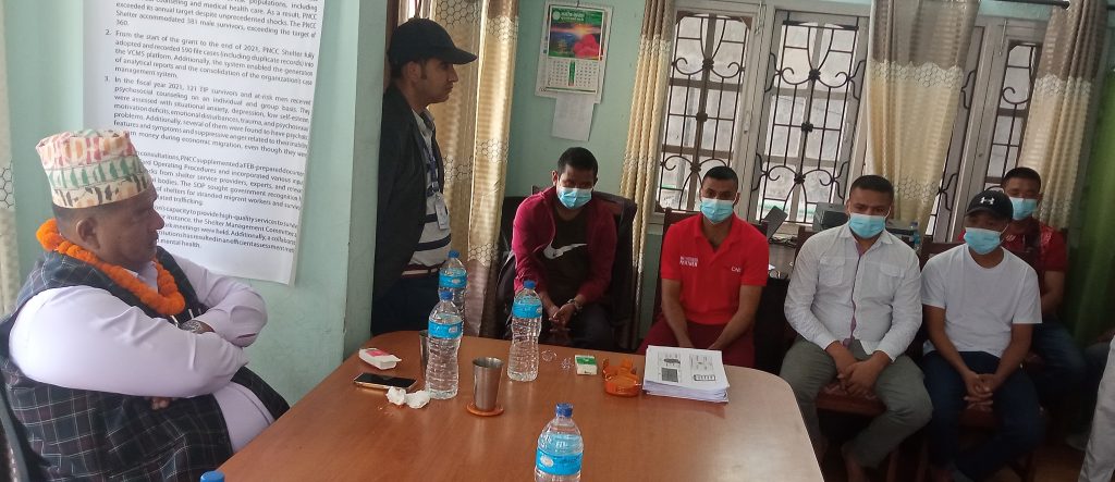 विदेशबाट उद्धार गरिएका श्रमिकसँग श्रममन्त्रीको छलफल