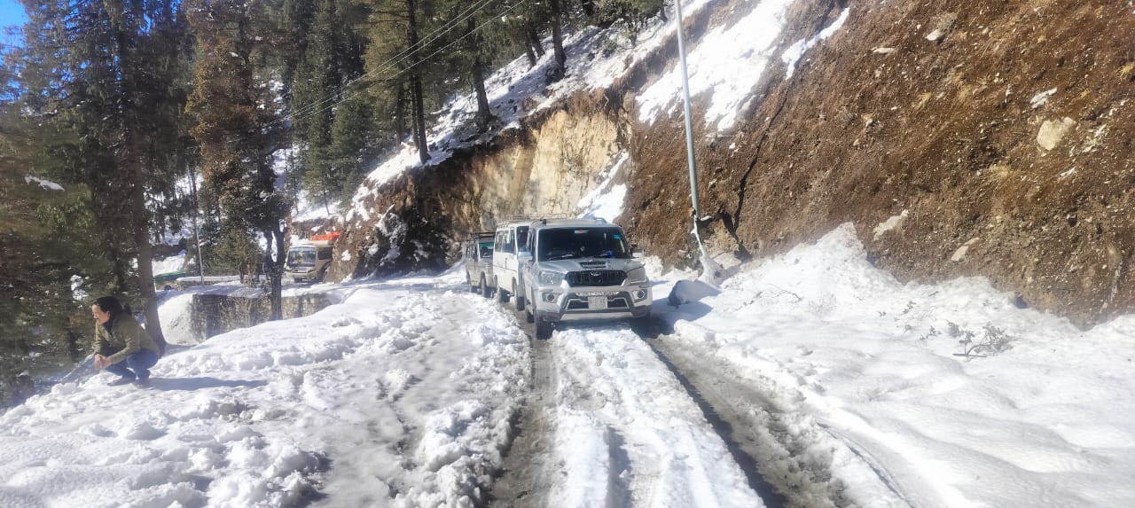 हिमपातका कारण बन्द सडक अझै खुलेन
