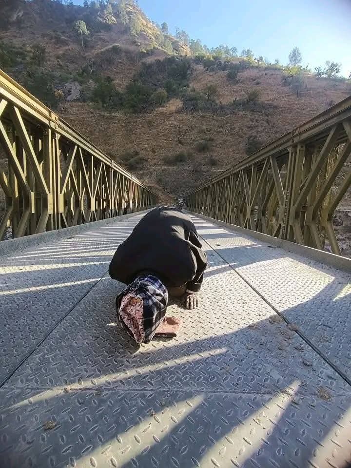 जब ९८ वर्षीय नन्दबहादुरले टोपी झिकेर पुललाई ढोगे..