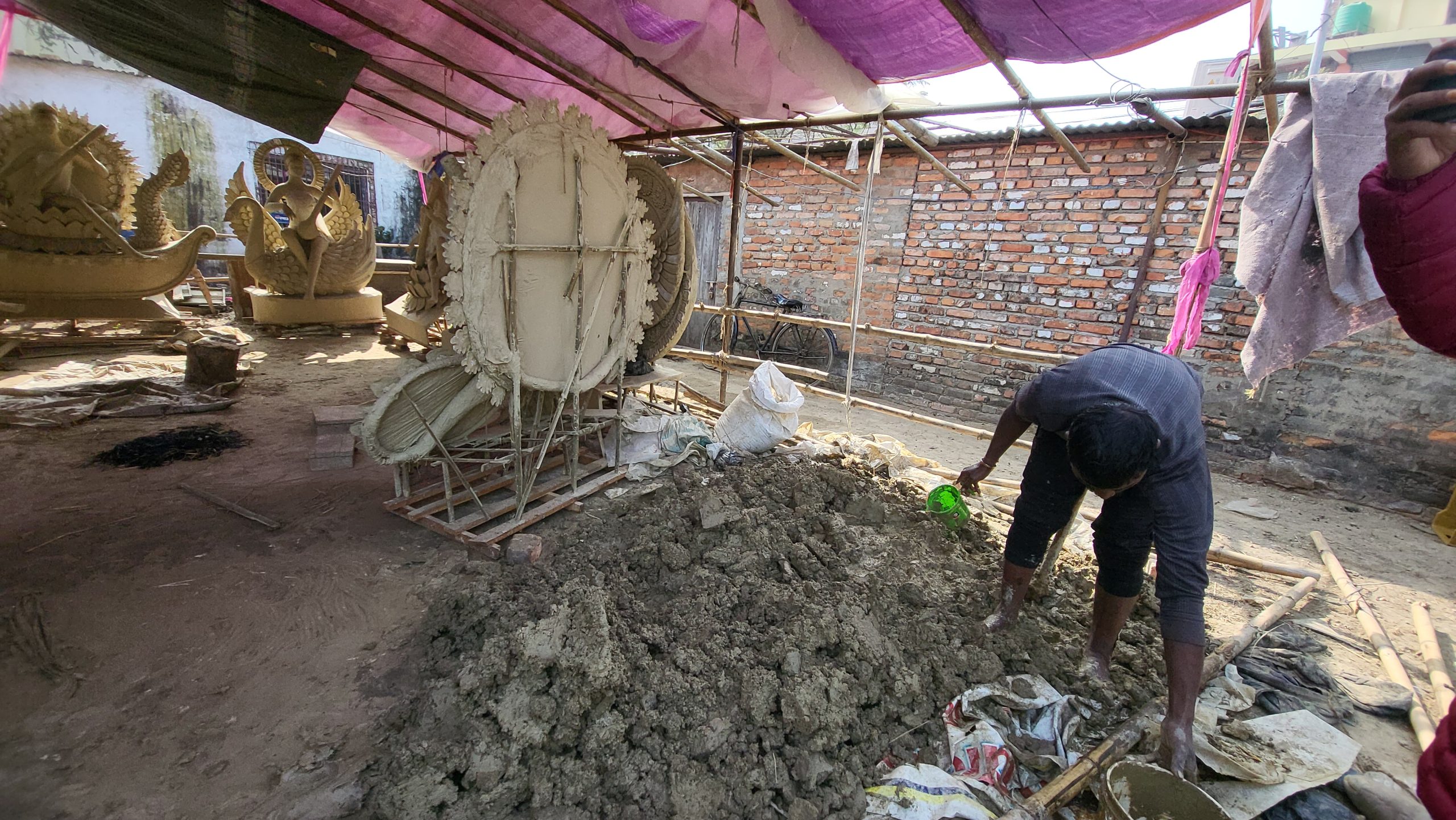 सरस्वती पूजा नजिकिँदा मूर्तिकारलाई भ्याईनभ्याई, मौसमले थप्यो चुनौति