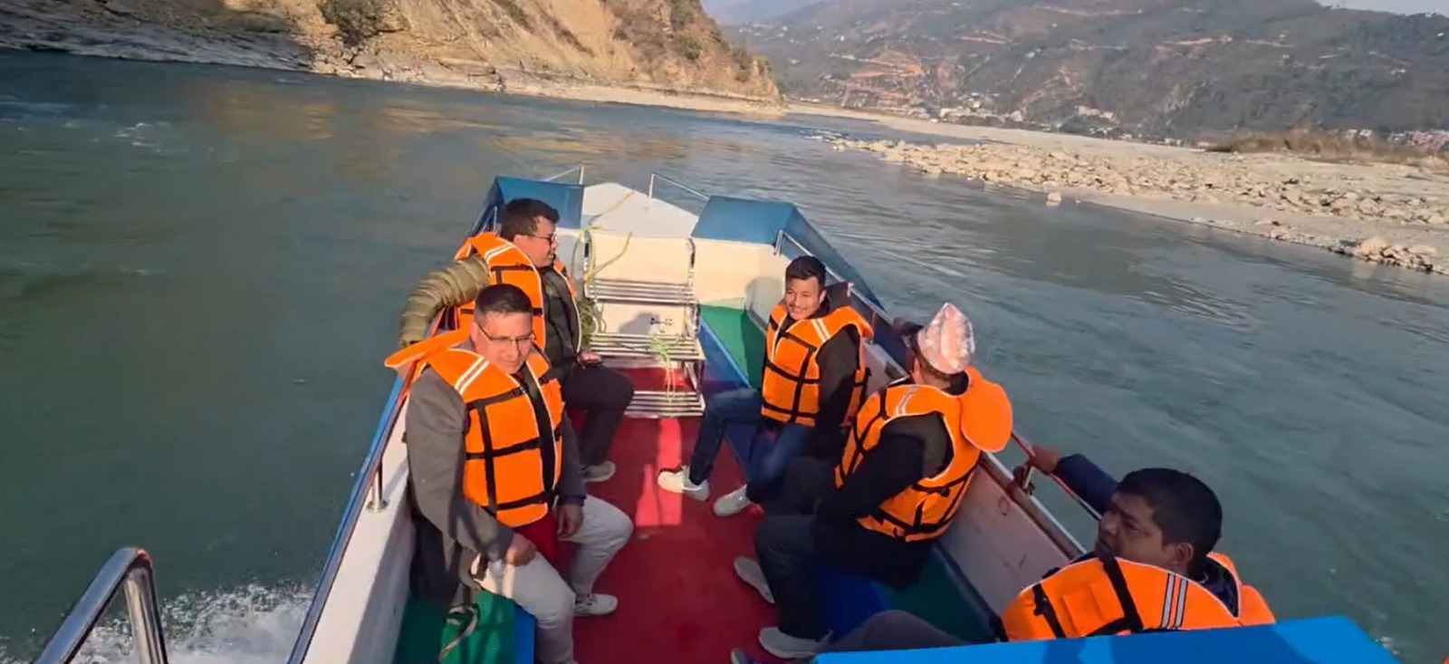 रामेछापको मन्थलीमा पानीजहाजमा ‘सरर’ : तामाकोसी नदीमा पहिलो पटक जेटबोट सेवा