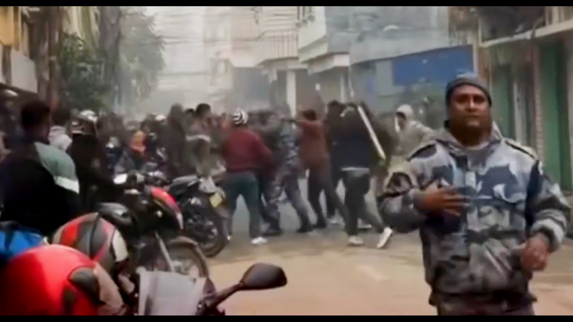 वीरगञ्जमा अवैध गोदाममा छापा मार्दा आक्रमण : तीन सशस्त्र प्रहरी घाइते, गाडीमा क्षति