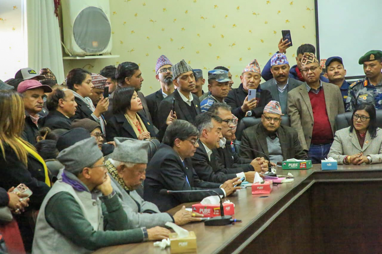 निर्वाचन आयोगलाई दबाब दिन गगन थापा समूह बहादुर भवन परिसरमा