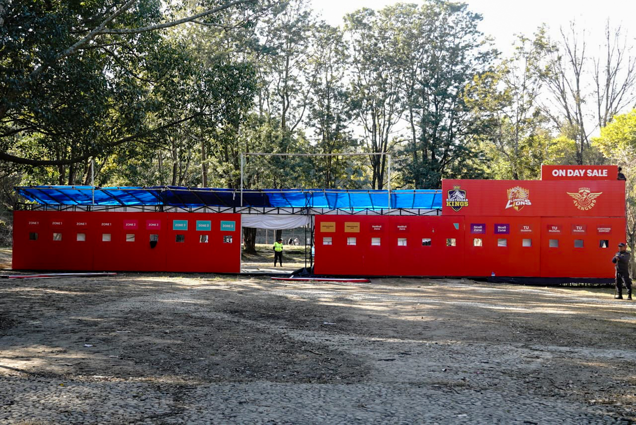 एनपीएलपछि त्रिवि क्रिकेट मैदानको दृश्य  गेट बन्द, प्रवेश निषेध (तस्विरहरू)