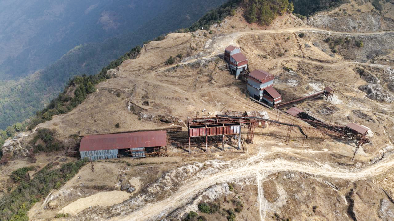 दोलखाको चरिकोट नजिकै अवस्थित खरी ढुंगा प्राकृतिक सौन्दर्यले भरिपूर्ण रमणीय स्थल हो।