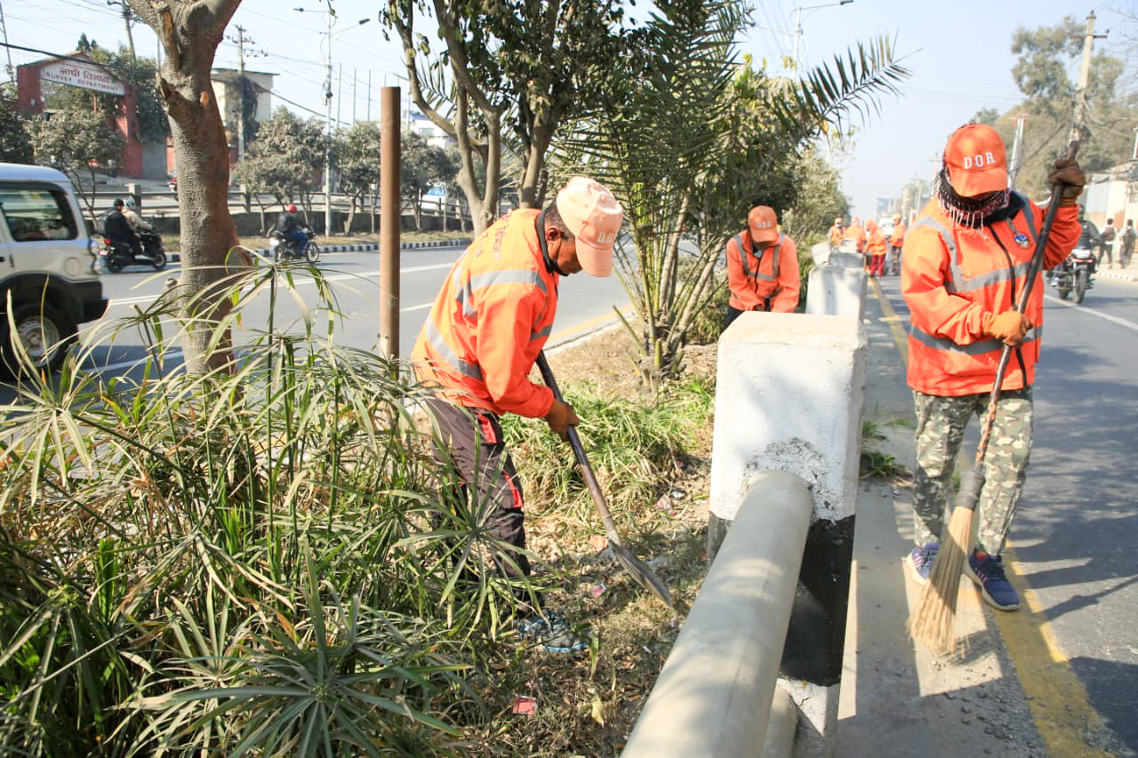 08 Magh सडक विभागद्वारा मिनभवन अगाडि सरसफाइ (तस्विरहरू)