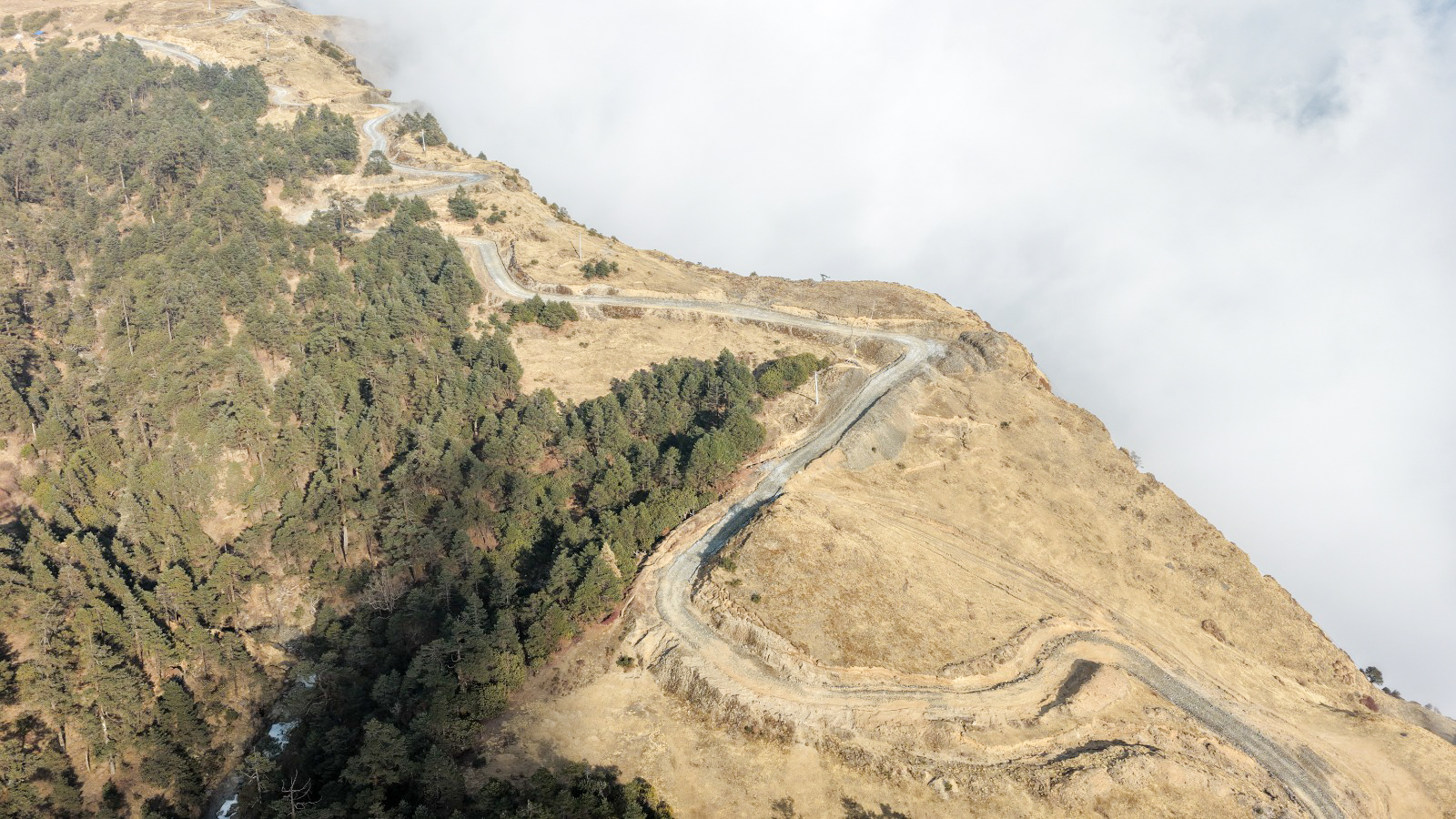 दोलखाको चरिकोट नजिकै अवस्थित खरी ढुंगा प्राकृतिक सौन्दर्यले भरिपूर्ण रमणीय स्थल हो।