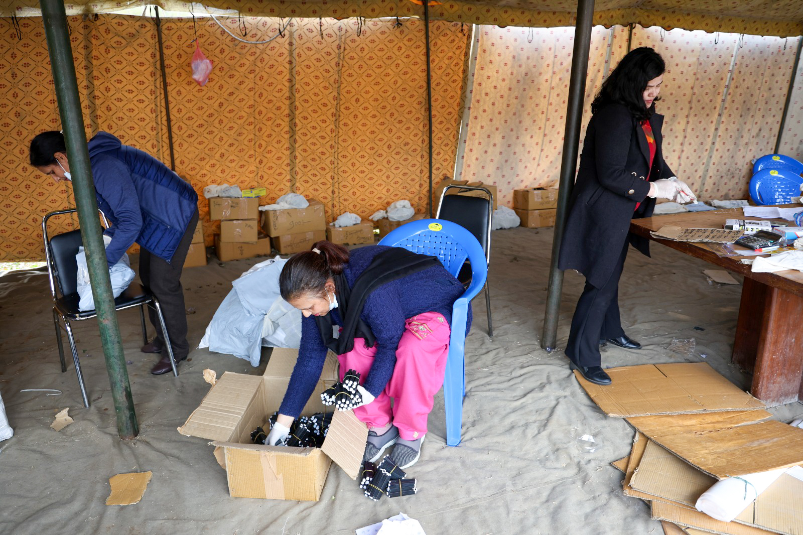 मतदान सामग्रीहरू विभिन्न जिल्लामा पठाउन तयारी गरिँदै (तस्बिरहरू)