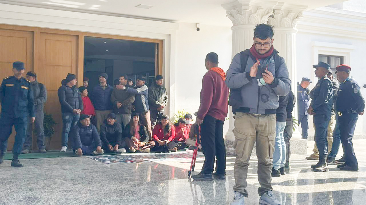 प्रधानमन्त्री कार्यालय अगाडि मृतक जेनजी परिवारको धर्ना